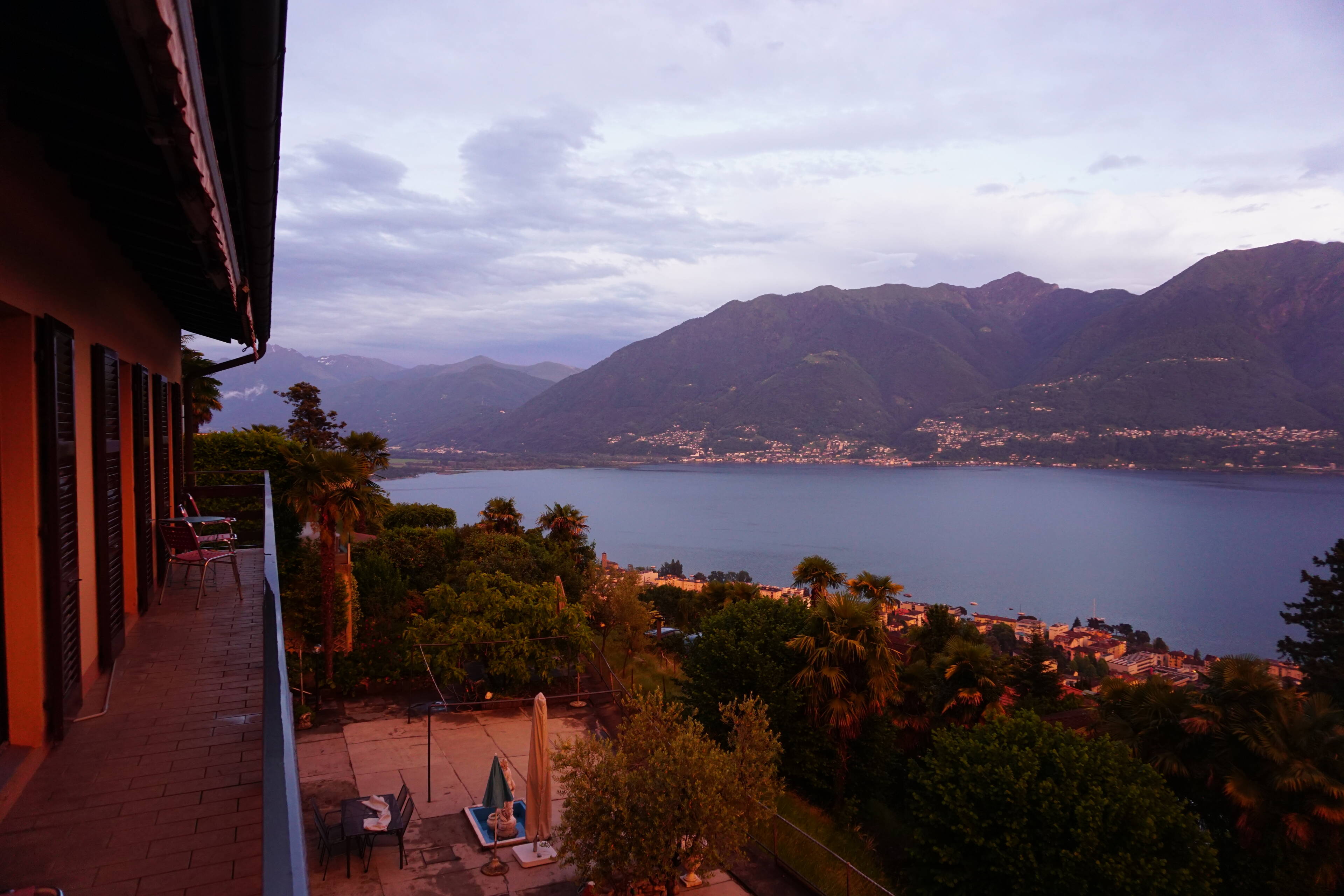Abendstimmung auf dem Balkon vor den Zimmern